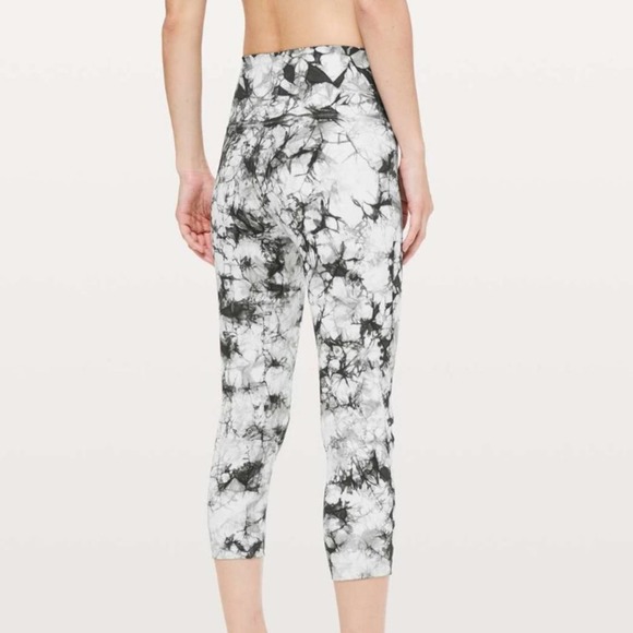 LULULEMON Wunder Under Crop Hi-Rise Dual Shibori 21" Cement Grey {3F15} - Picture 3 of 7